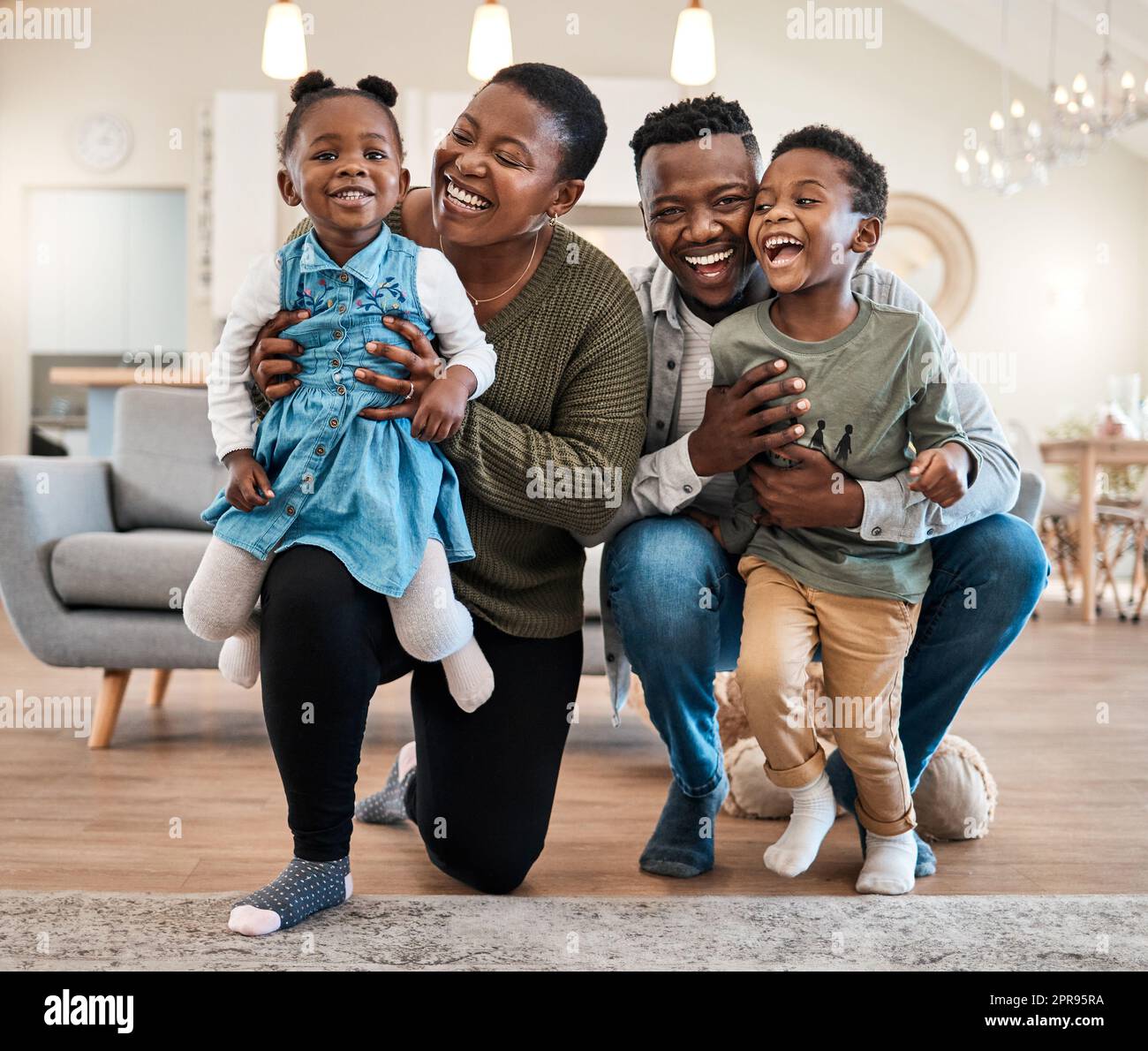 Familienliebe, es gibt nichts Vergleichtes. Porträt einer glücklichen jungen Familie, die ihre Zeit zu Hause verbringt. Stockfoto
