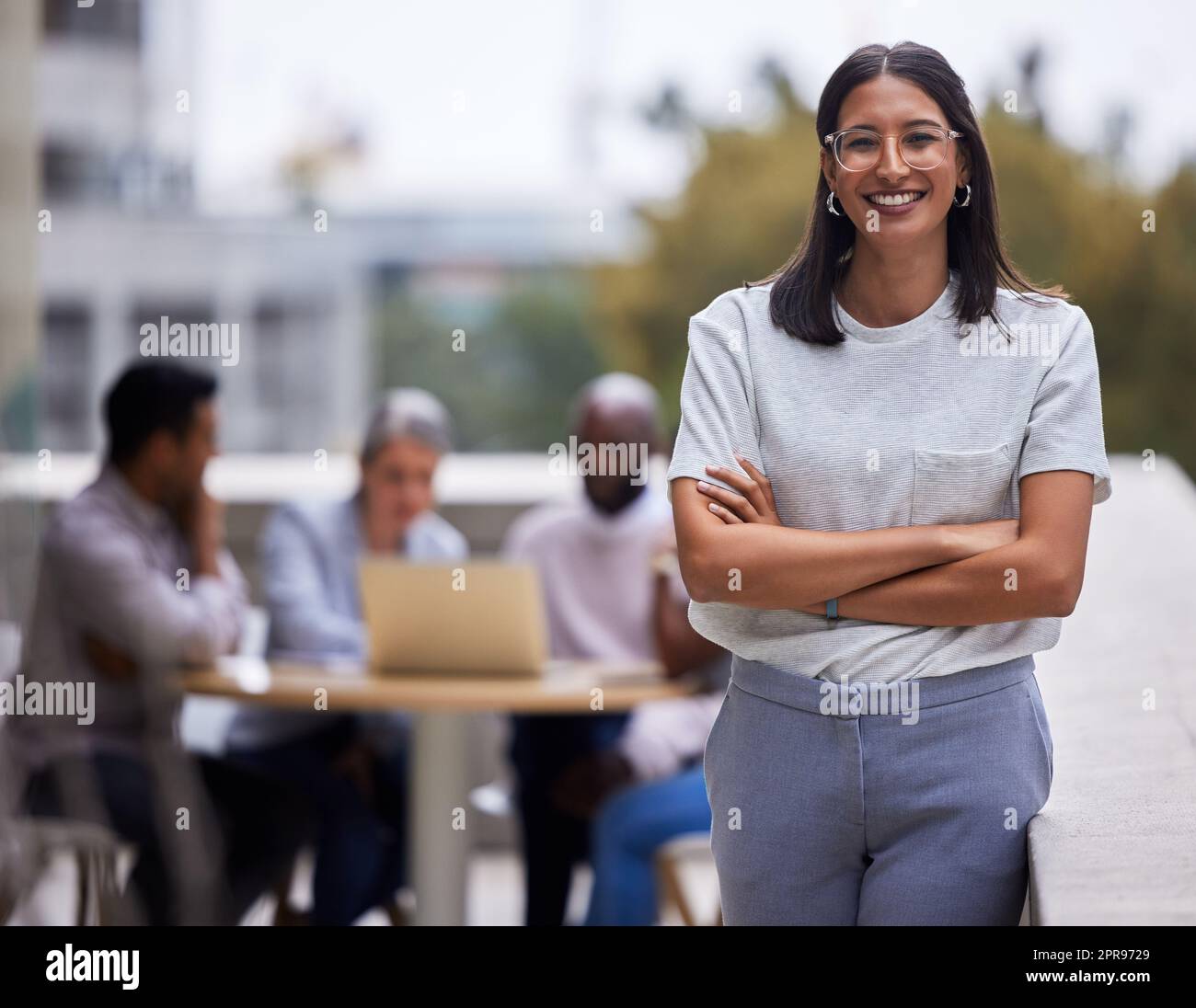 Was Sie glauben, denken Sie daran, Sie können erreichen. Eine junge Geschäftsfrau, die vor dem Büro steht. Stockfoto