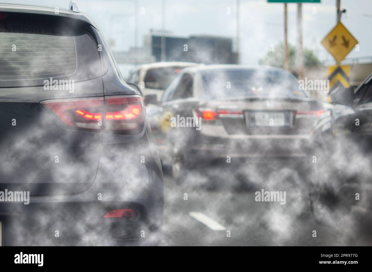 Die Abgase von Autos bei Staus auf der Straße verursachen Umweltemissionen. Stockfoto
