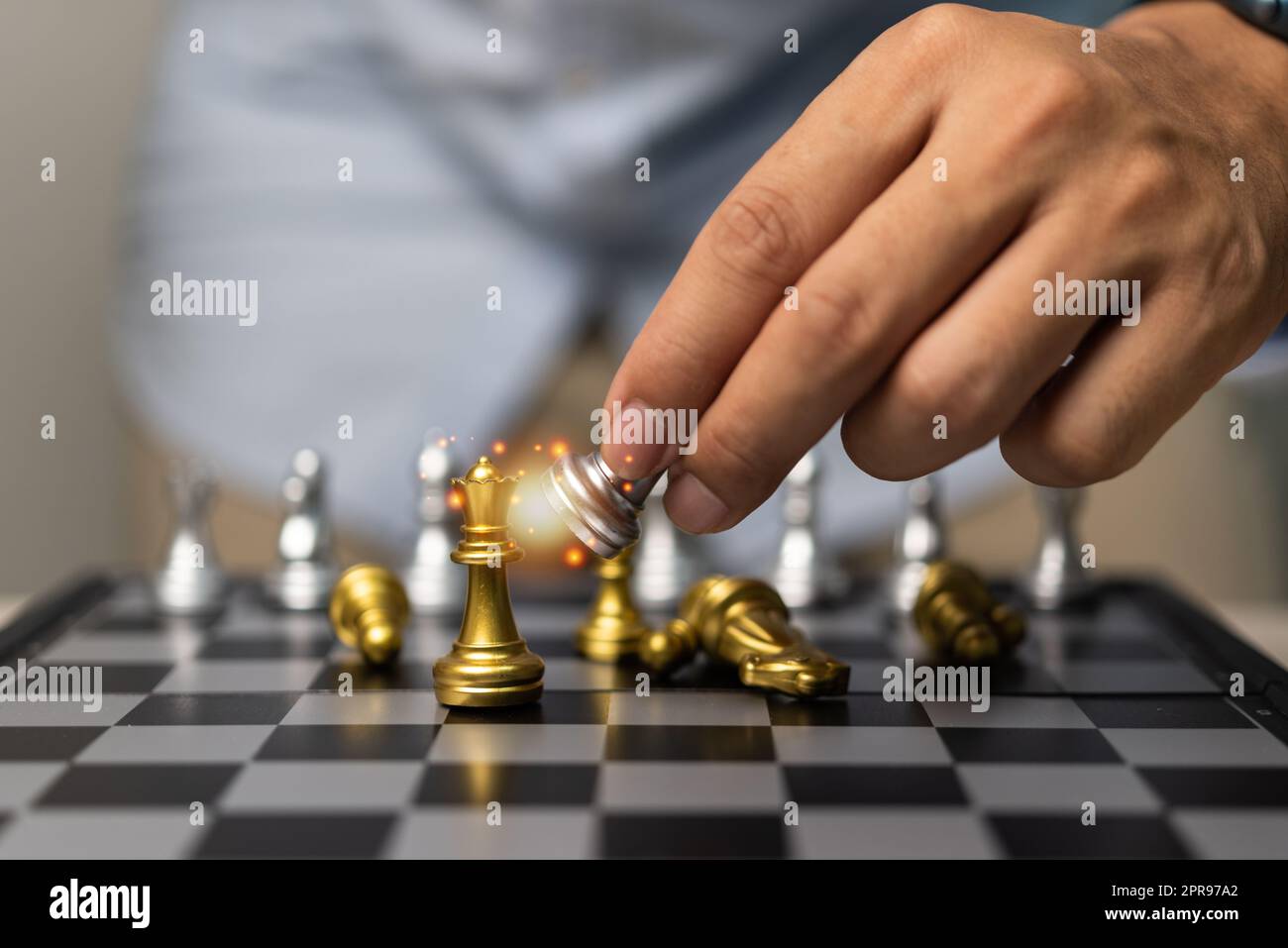 Hand Mann hält Schach in game.Idea Planung Strategie Marketing Geschäftskonzept. Stockfoto
