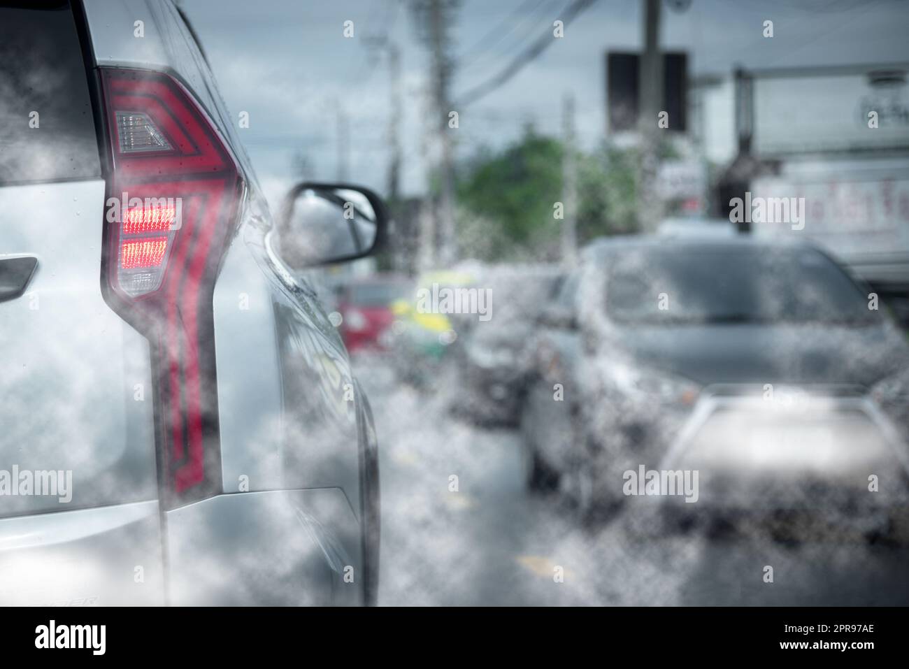 Die Abgase von Autos bei Staus auf der Straße verursachen Umweltemissionen. Stockfoto
