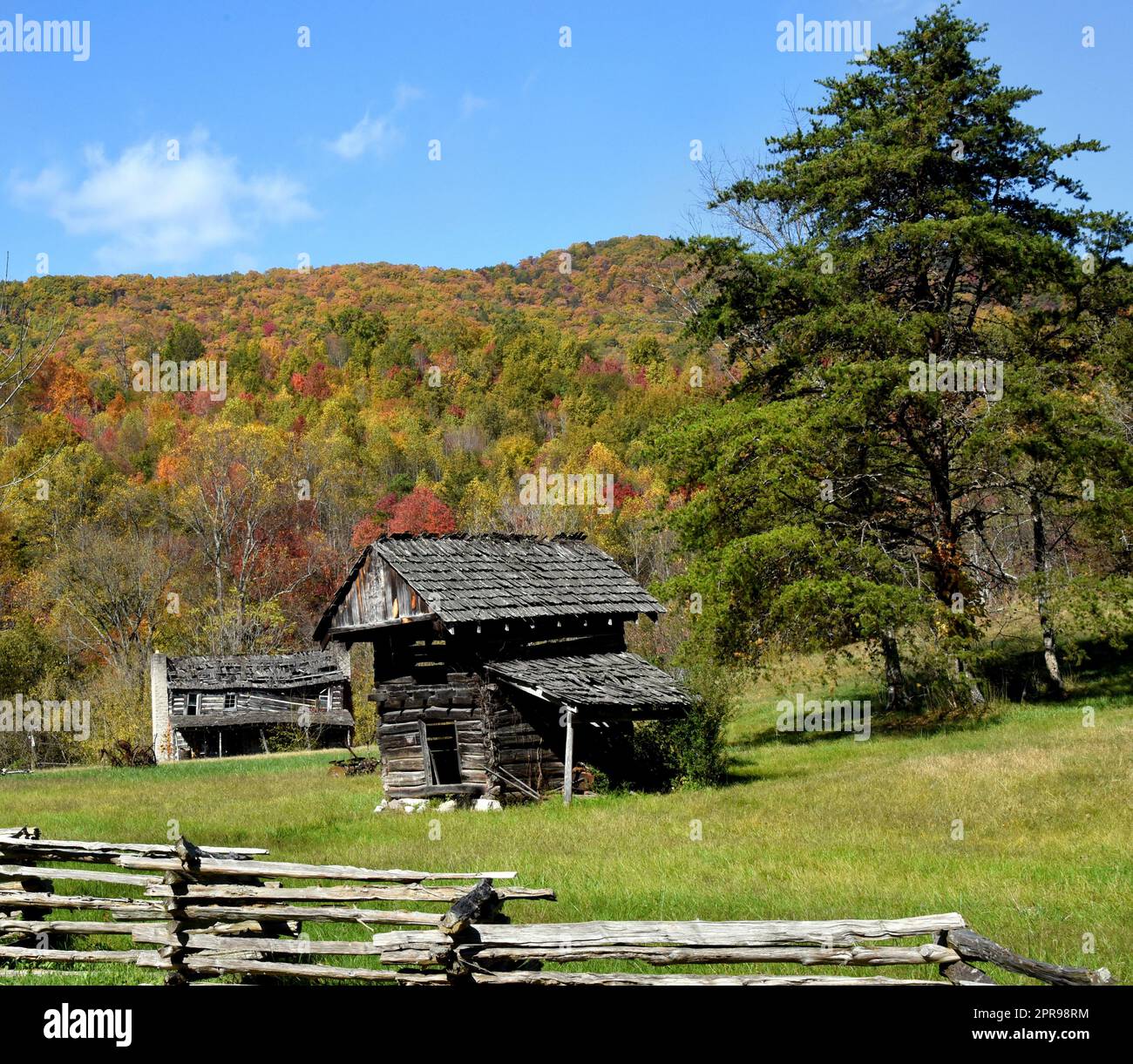 Farmstead, komplett mit zweigeschossigem Holzhaus und Hühnerhaus, hinter den bunten Appalachen im Herbst. Stockfoto