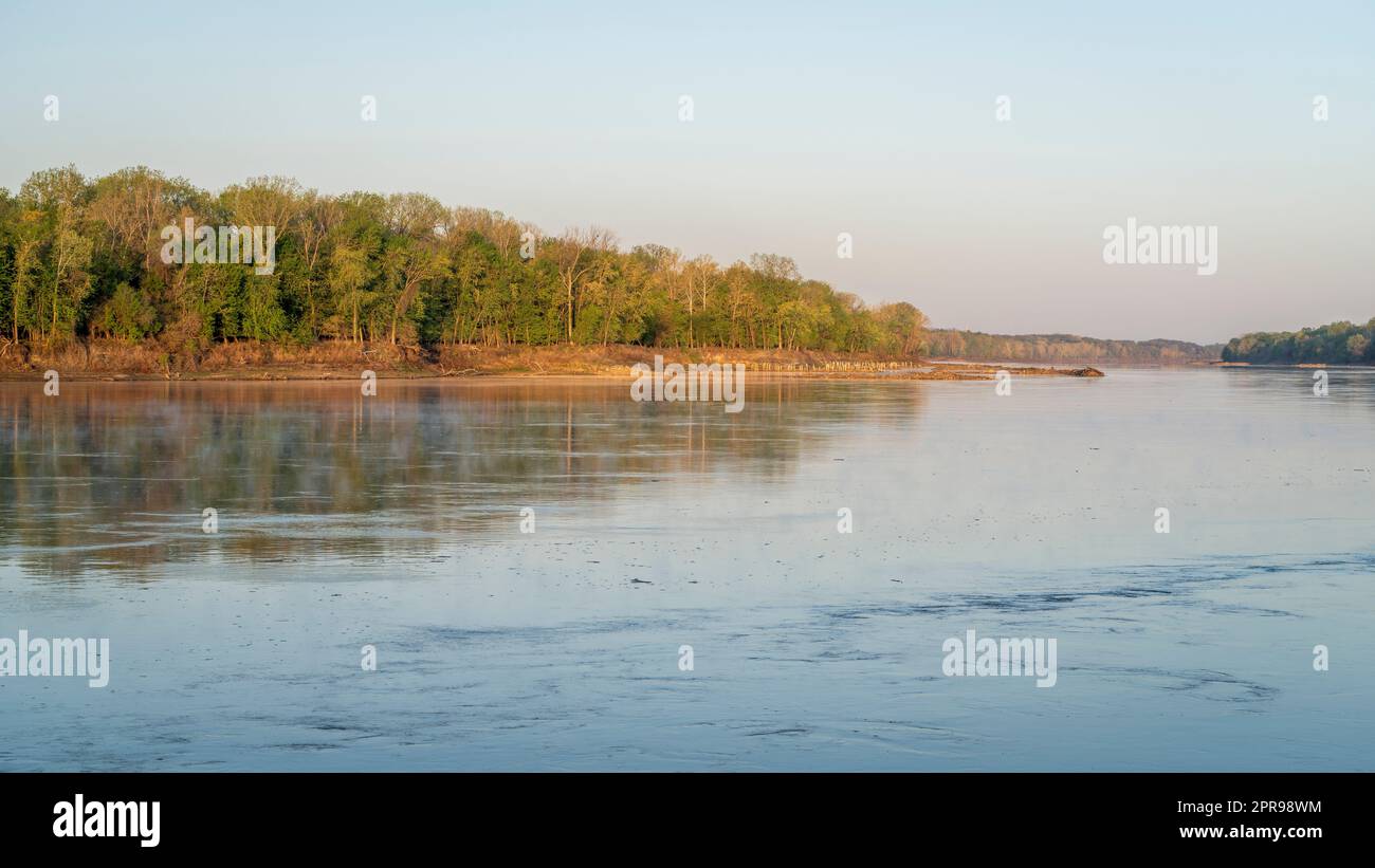 Frühlingssonnenaufgang über dem Missouri River bei Dalton Bottom Stockfoto