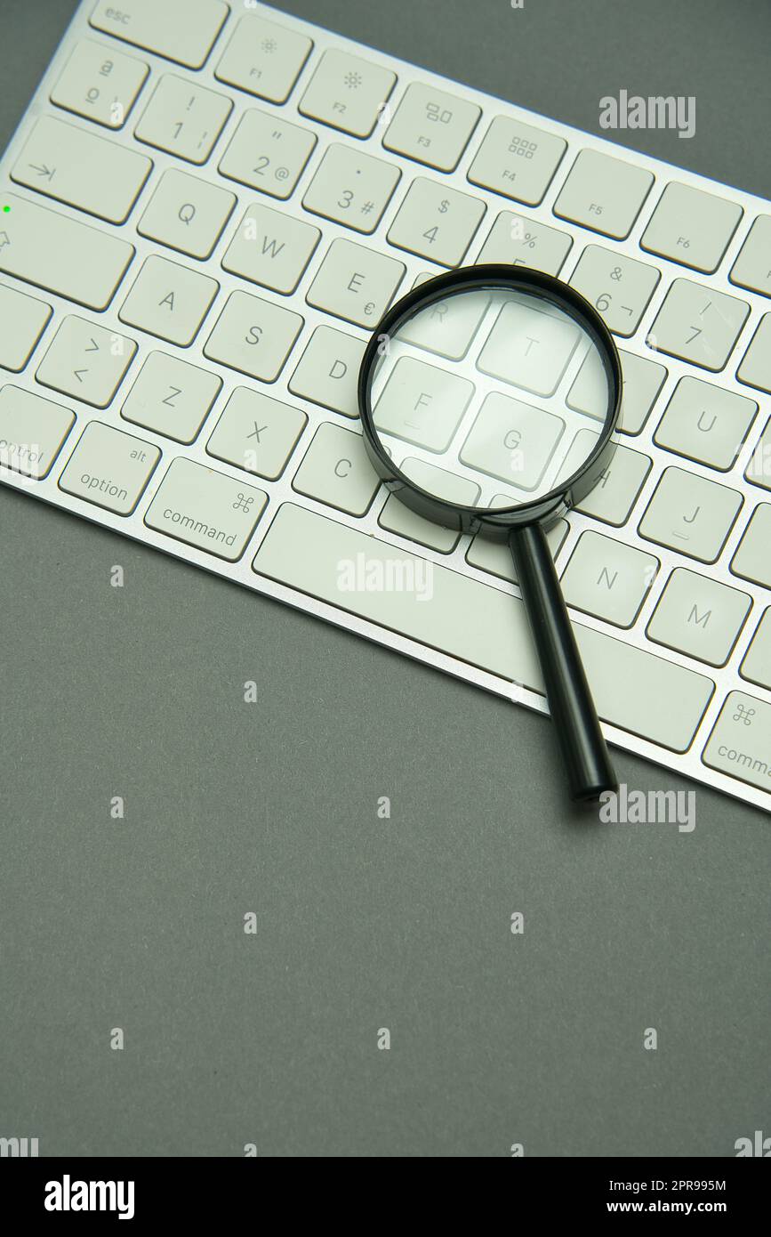Lupe und Laptop-Tastatur. SEO, Datensuche im Netzwerk. Chat-GPT. Digitale Transformation. Stockfoto