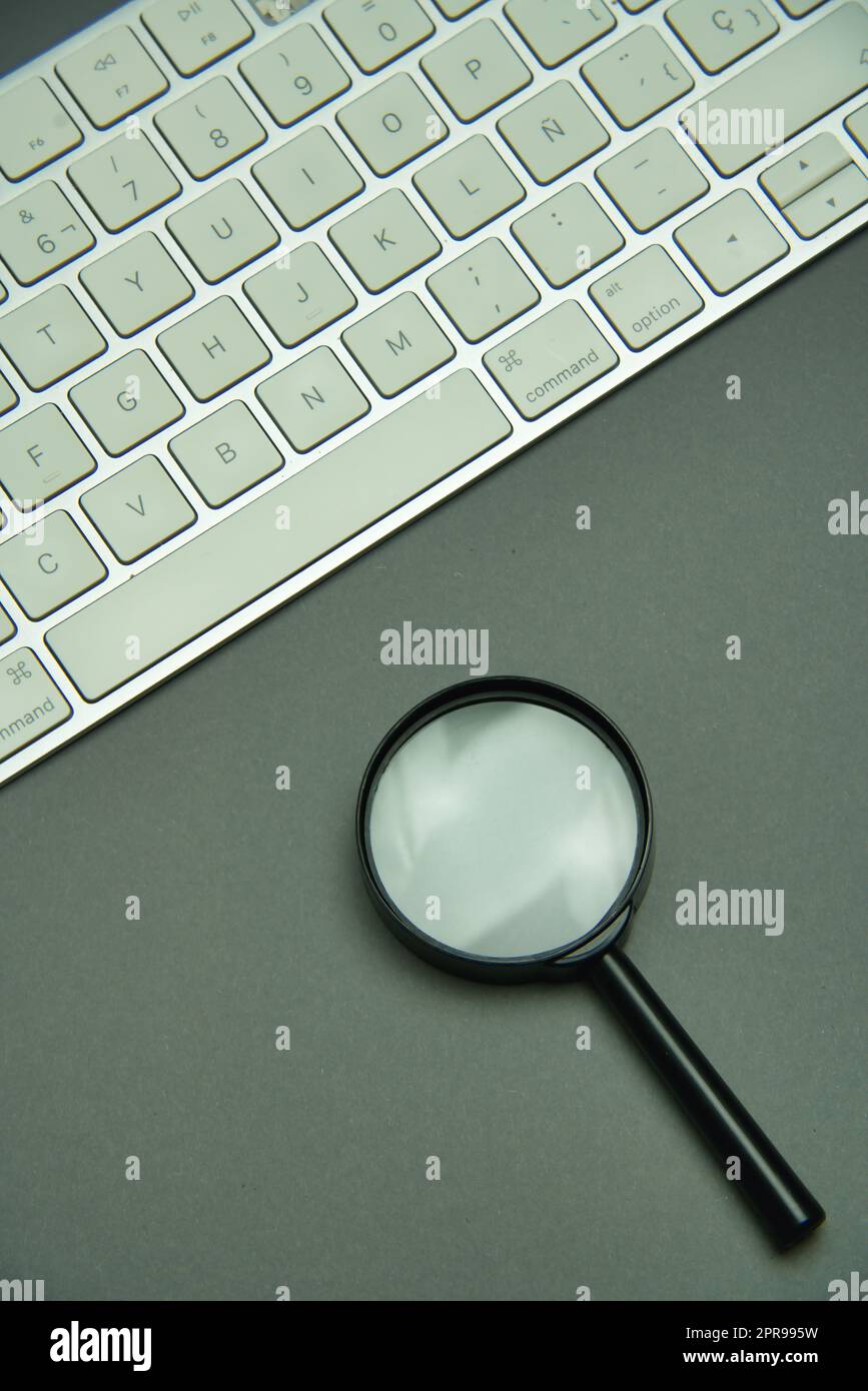 Lupe und Laptop-Tastatur. SEO, Datensuche im Netzwerk. Chat-GPT. Digitale Transformation. Stockfoto