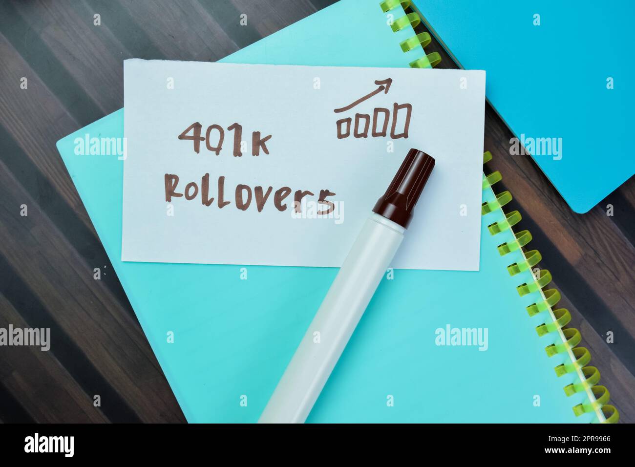 Konzept von 401k Überrollern zum Schreiben auf Haftnotizen isoliert auf Holztisch. Stockfoto Konzept von 401k Überrollern zum Schreiben auf Haftnotizen isoliert auf Holztisch. Stockfoto