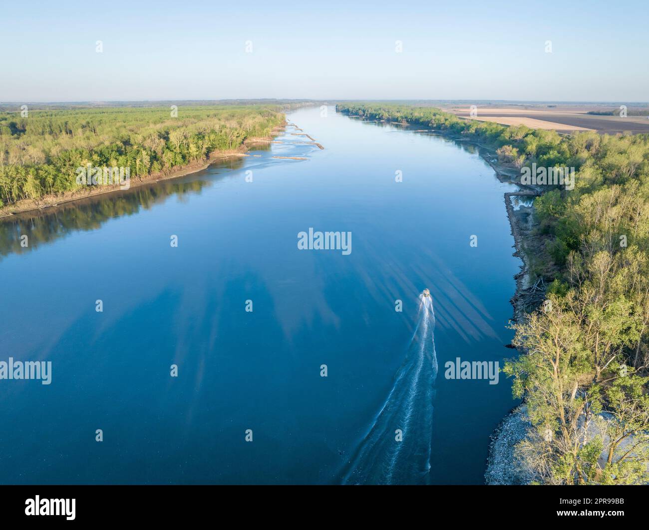 Frühlingssonnenaufgang über dem Missouri River mit einem Fischerboot am Dalton Bottom - Luftaufnahme Stockfoto