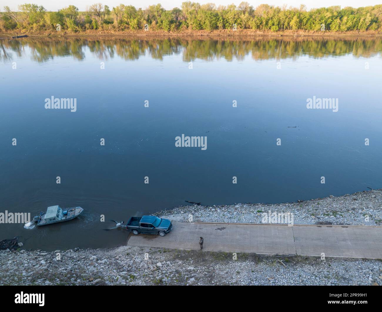 Angeln mit dem Boot an einer Rampe - Sonnenaufgang aus der Vogelperspektive auf den Missouri River am Dalton Bottom Stockfoto