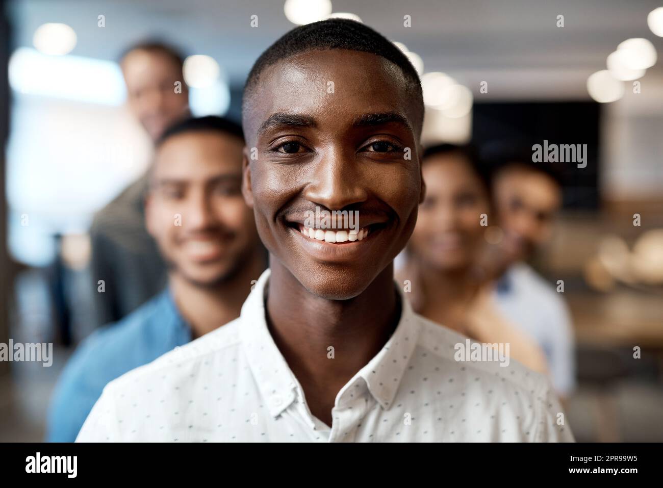 Beharrlichkeit bestimmt Ihre endgültige Position. Porträt einer Gruppe selbstbewusster junger Geschäftsleute, die in einem modernen Büro zusammenarbeiten. Stockfoto