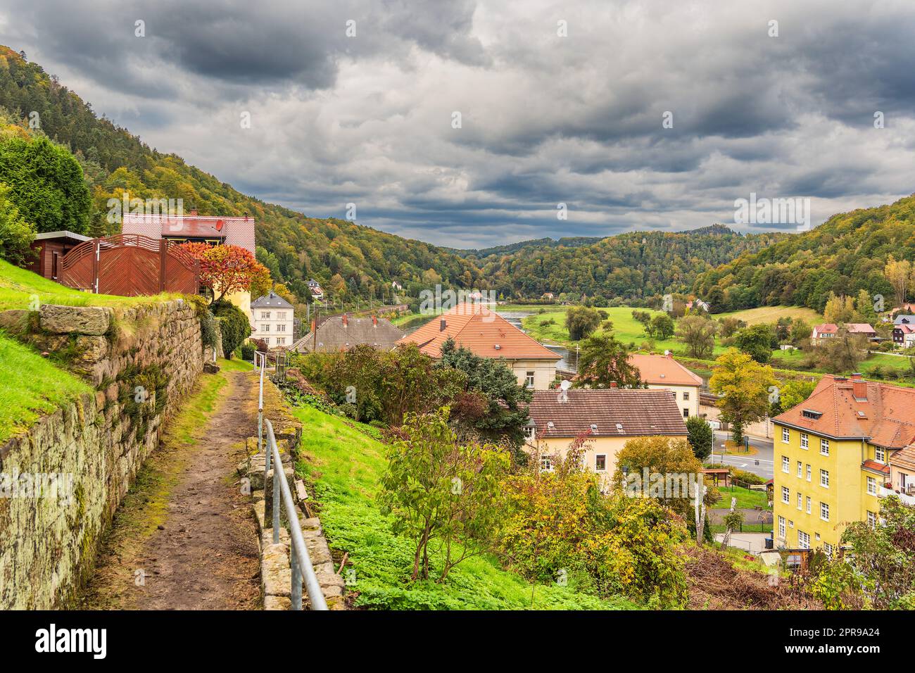 Blick über die Stadt Königsstein bis zu den sächsischen Sandsteinbergen, Deutschland Stockfoto