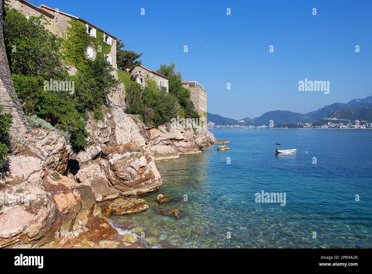 Berühmtes architektonisches Denkmal des Inselresorts St. Stephen St. Stephen in der Adria, Montenegro. Das Konzept von Urlaub auf See, Boot auf dem Meer. Stockfoto