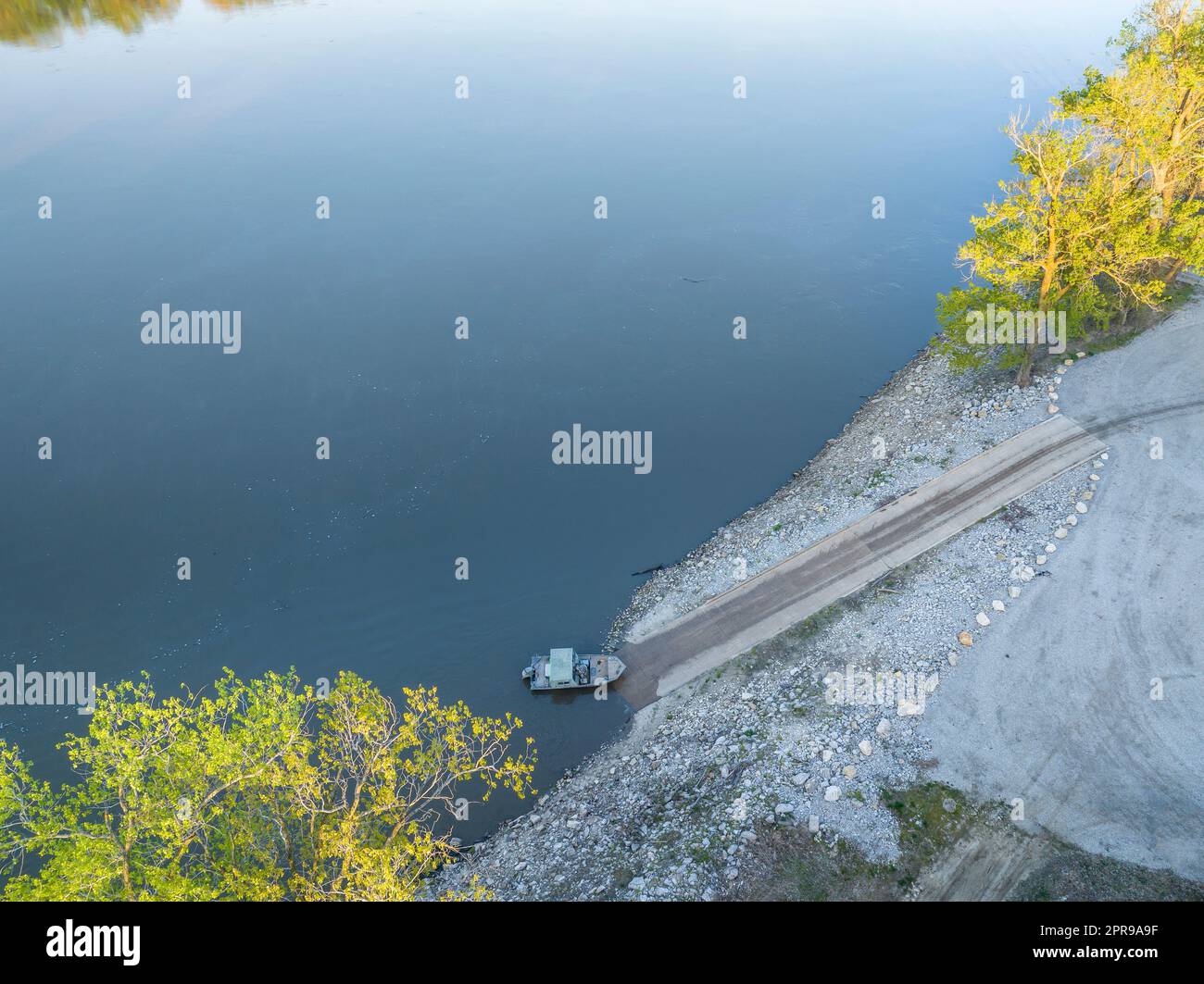 Fischerboot an einer Rampe - Sonnenaufgang aus der Vogelperspektive auf den Missouri River am Dalton Bottom Stockfoto