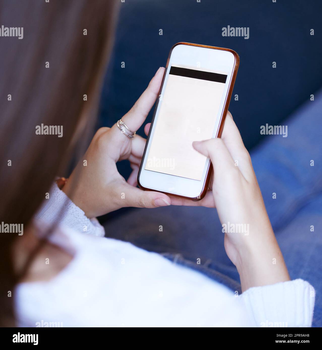 Schließlich schickte er mir eine SMS zurück. Eine Frau benutzte ihr Smartphone, um eine SMS zu senden. Stockfoto