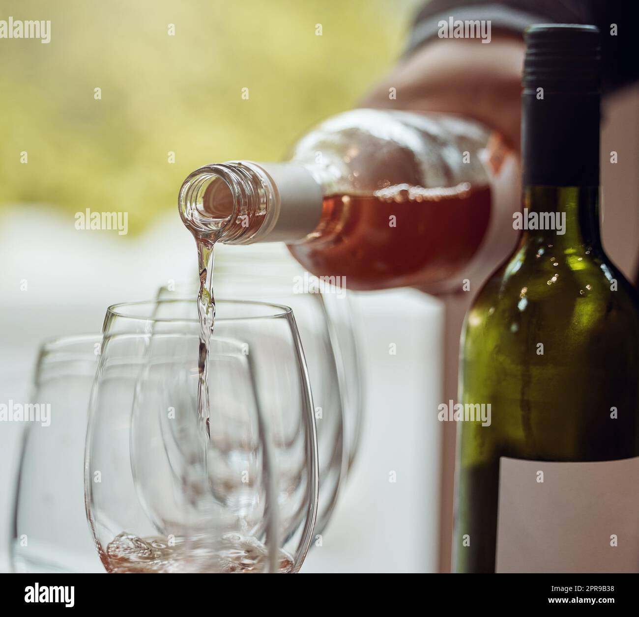 Beginnen wir den Geschmackstest. Ein Sommelier gießt Wein in ein Glas. Stockfoto