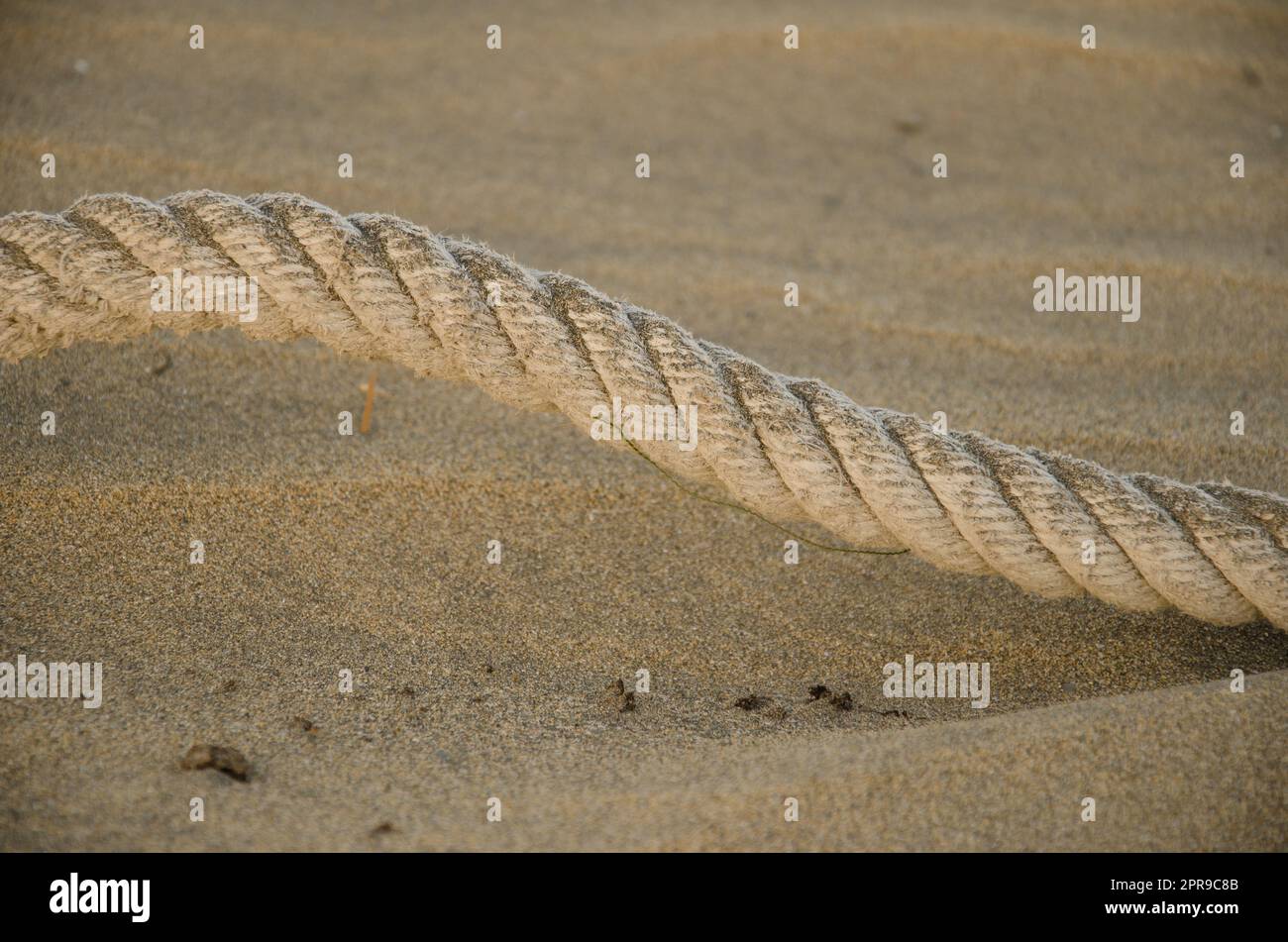 Seil im Sand. Stockfoto