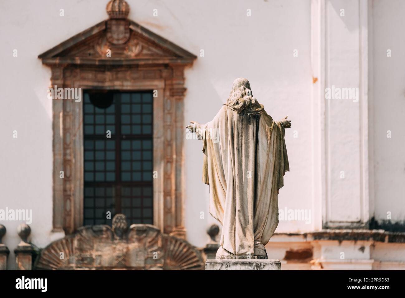 Old Goa, Indien. Kathedrale Von St. Paul Und Statue Von Jesus In Sonnentag Stockfoto