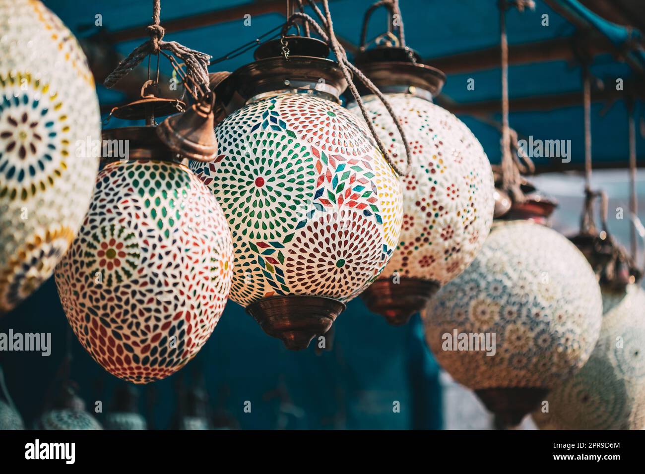 Indien. Markt Mit Vielen Traditionellen Bunten Handgefertigten Indischen Lampen Und Laternen. Laternen Im Shop Zum Verkauf. Beliebte Souvenirs Aus Indien Stockfoto
