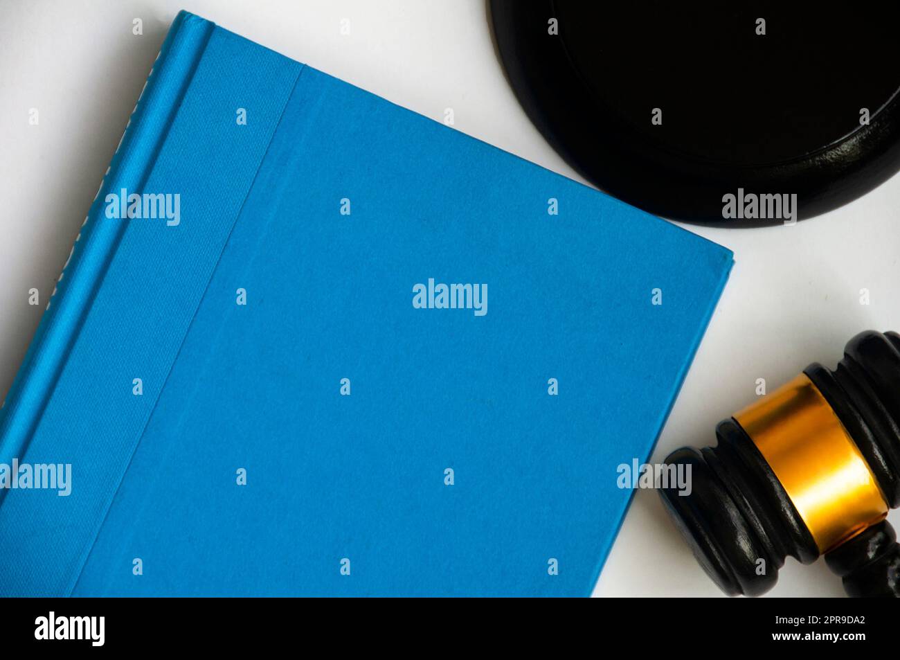 Blaues Einband und Hammer mit Platz, der für Text oder Ideen angepasst werden kann. Regelkonzept Stockfoto