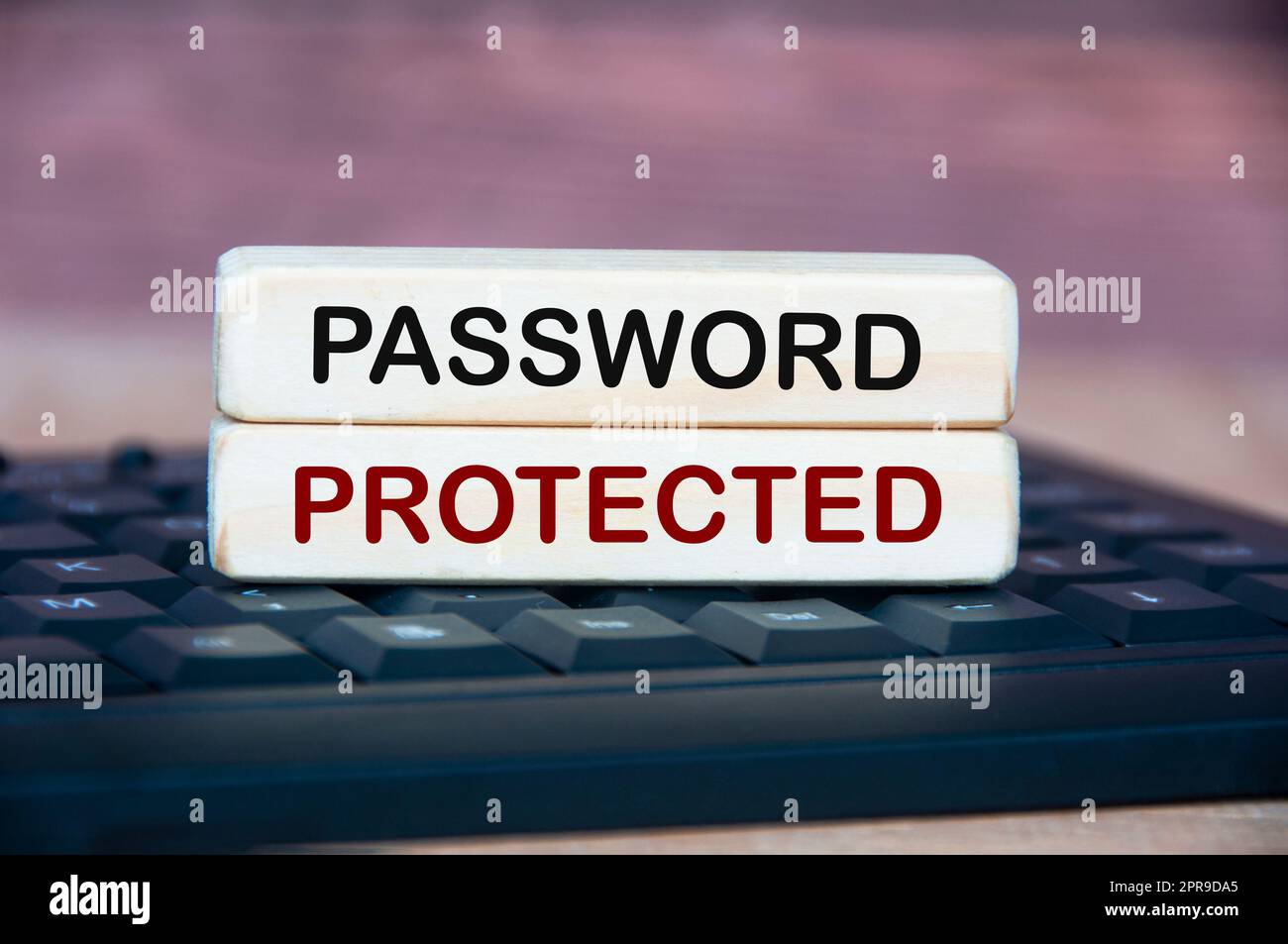 Passwortgeschützter Text auf Holzblock auf der Oberseite der Tastatur. Konzept der Passwortsicherheit. Stockfoto
