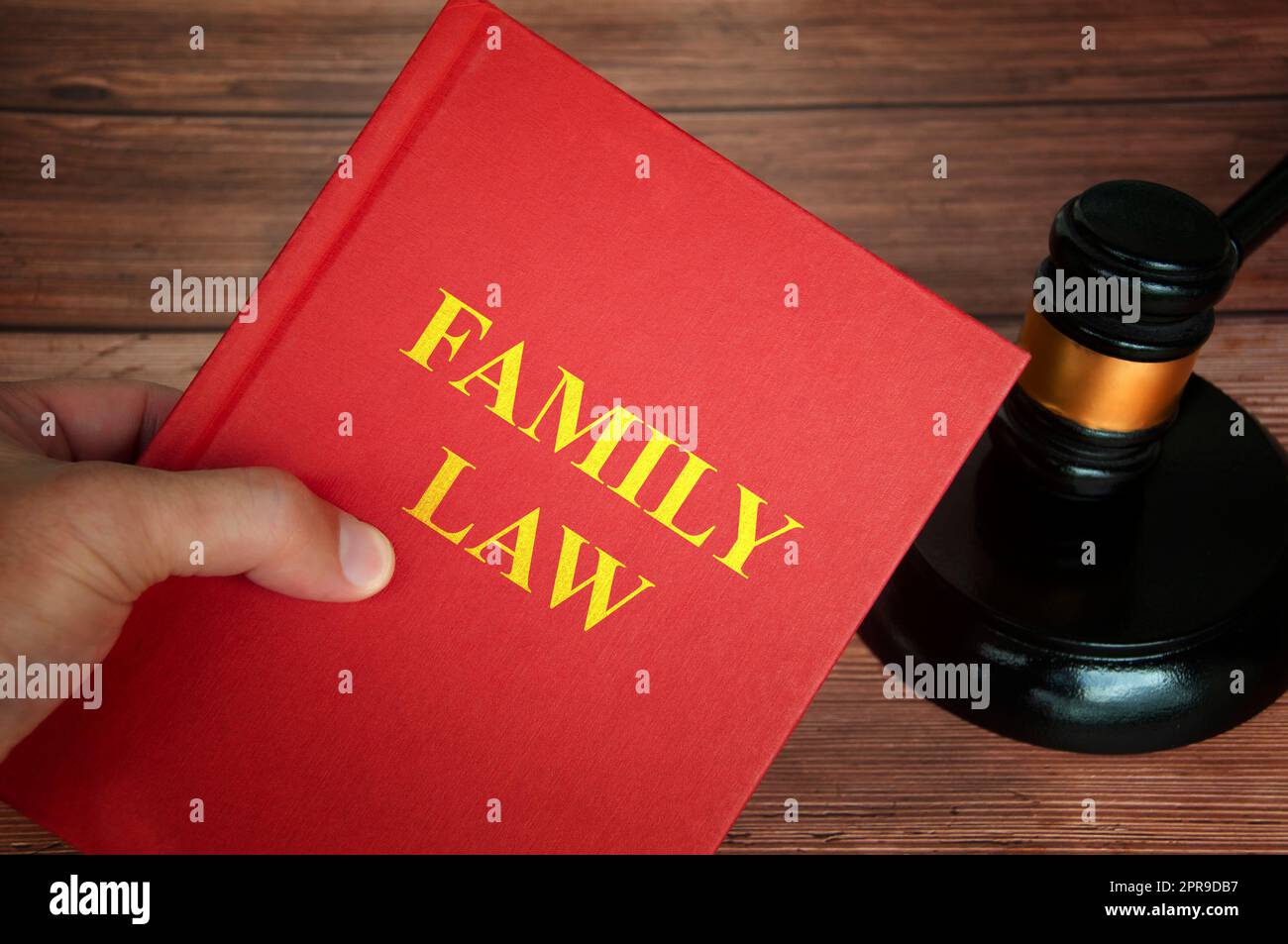 Familienrechtstext im Gesetzbuch mit Hammer auf Holzschreibtisch. Stockfoto