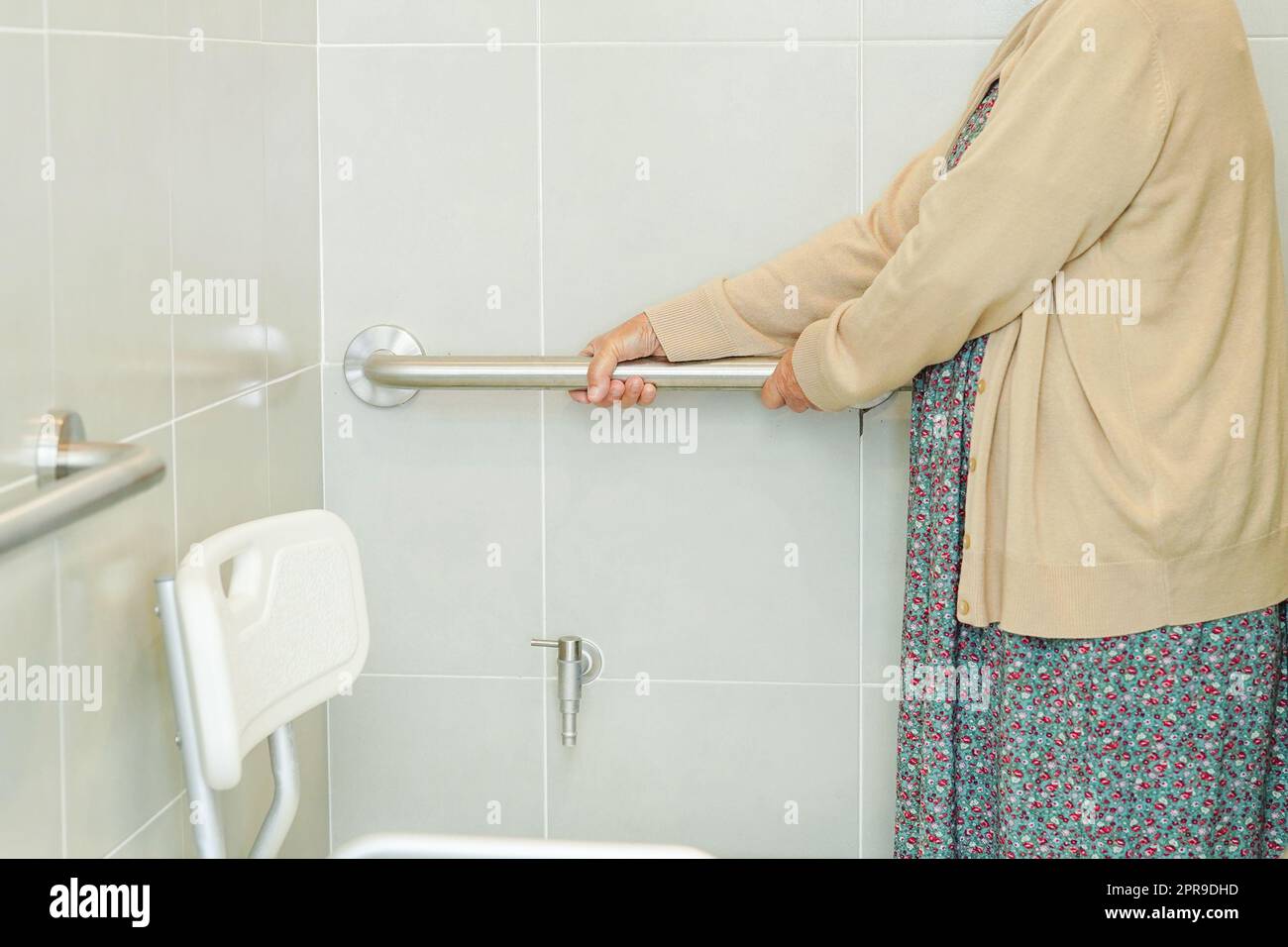 Asiatische ältere alte Frau Patienten verwenden WC-Stützschiene im Badezimmer, Handlauf Sicherheit Haltegriff, Sicherheit im Krankenpflegekrankenhaus. Stockfoto
