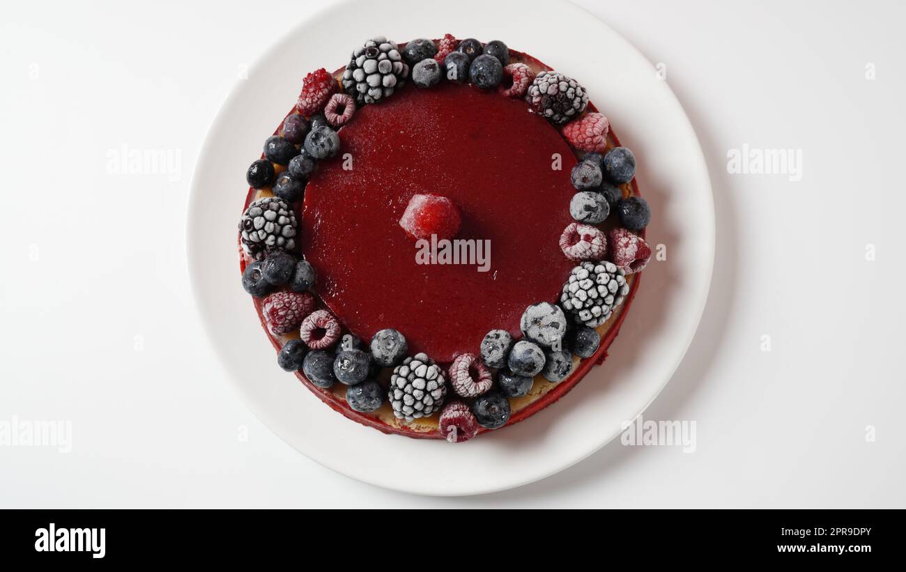 Beerenkuchen mit gefrorenen Erdbeeren, Blaubeeren, Himbeeren Stockfoto