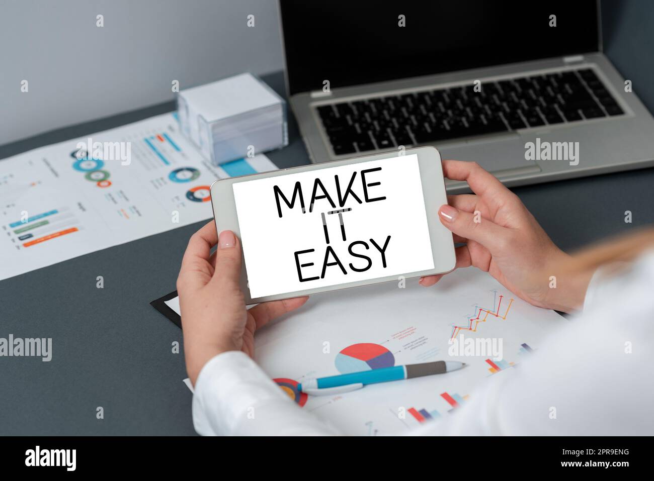Inspiration mit Schild „Make IT Easy“. Business Concept Smart Approach mühelos Keine Sorgen oder Schwierigkeiten Geschäftsfrau, die ein Tablet mit wichtigen Informationen in der Hand hat. Stockfoto