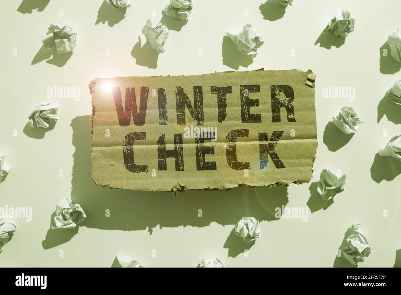 Handgeschriebenes Schild mit Winterscheck. Business Showcase kälteste Jahreszeit Wartung Vorbereitung Schneeschaufel Hiemal Papierfolien unter Pappe mit wichtigen Informationen. Stockfoto