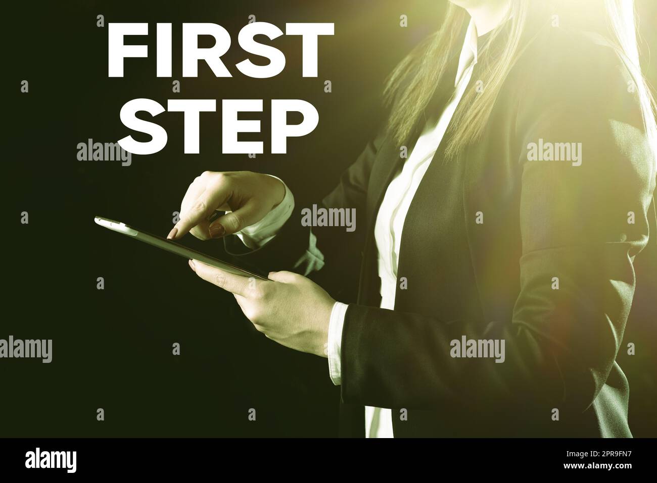 Handschrift Text erster Schritt. Konzept, das den Beginn eines bestimmten Prozesses oder eine Geschäftsfrau betrifft, die ein Tablet in einer Hand hält und darauf drückt. Stockfoto