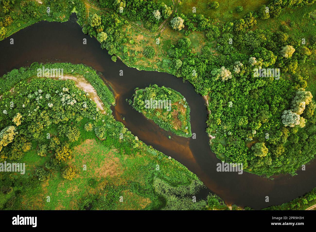 Luftaufnahme Der Sommerlandschaft Am Sommertag. Top-Blick Auf Die Wunderschöne Europäische Natur Von High Attitude In Der Sommersaison. Drohnenansicht. Vogelperspektive. Natürliche Flussinsel Stockfoto