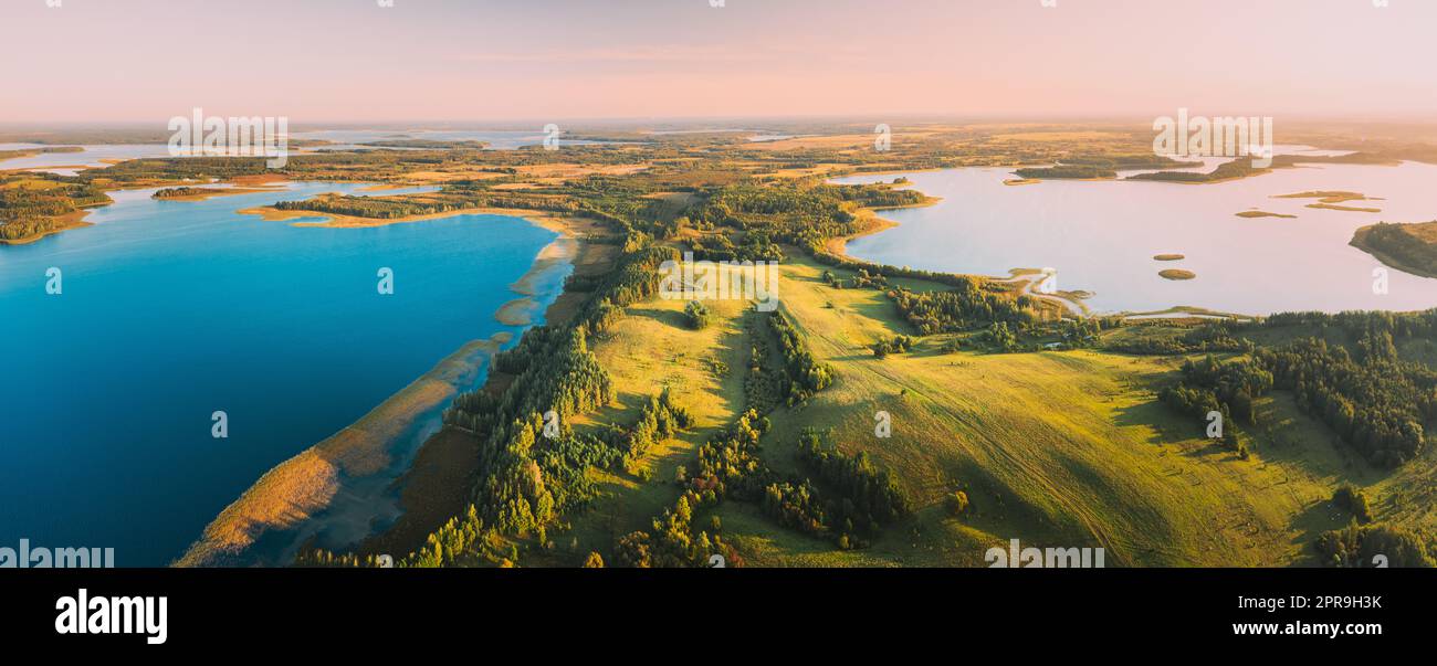 Braslaw Oder Braslau, Witebsk Voblast, Belarus. Blick Aus Der Vogelperspektive Auf Den Voyso Lake Und Den Nyespish Lake Am Sonnigen Herbstmorgen. Blick Von Oben Auf Die Wunderschöne Europäische Natur Von High Attitude. Vogelperspektive. Panorama. Berühmte Seen. Natürliche Wahrzeichen Stockfoto