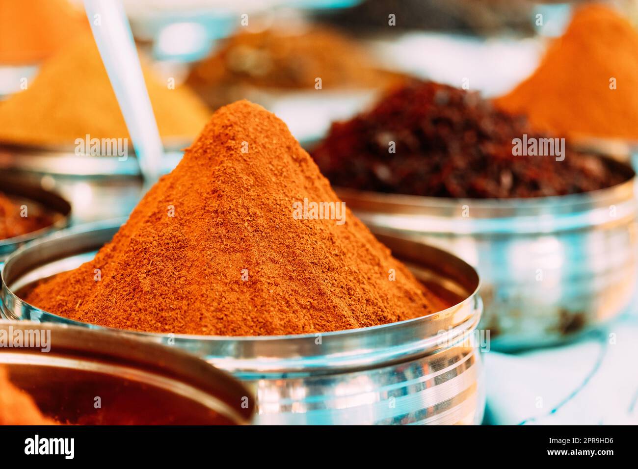 Close Ansicht Von Masala Curry, Helle Farben Duftende Gewürzmischung, Conditioning In Tray Auf Lokalem Lebensmittelmarkt, Basar Stockfoto