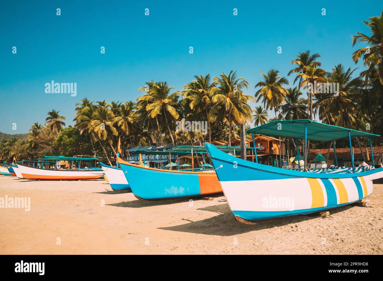 Canacona, Goa, Indien. Sightseeing Touristenboote Auf Dem Berühmten Palolem Strand Im Sommer Sonnentag Geparkt Stockfoto