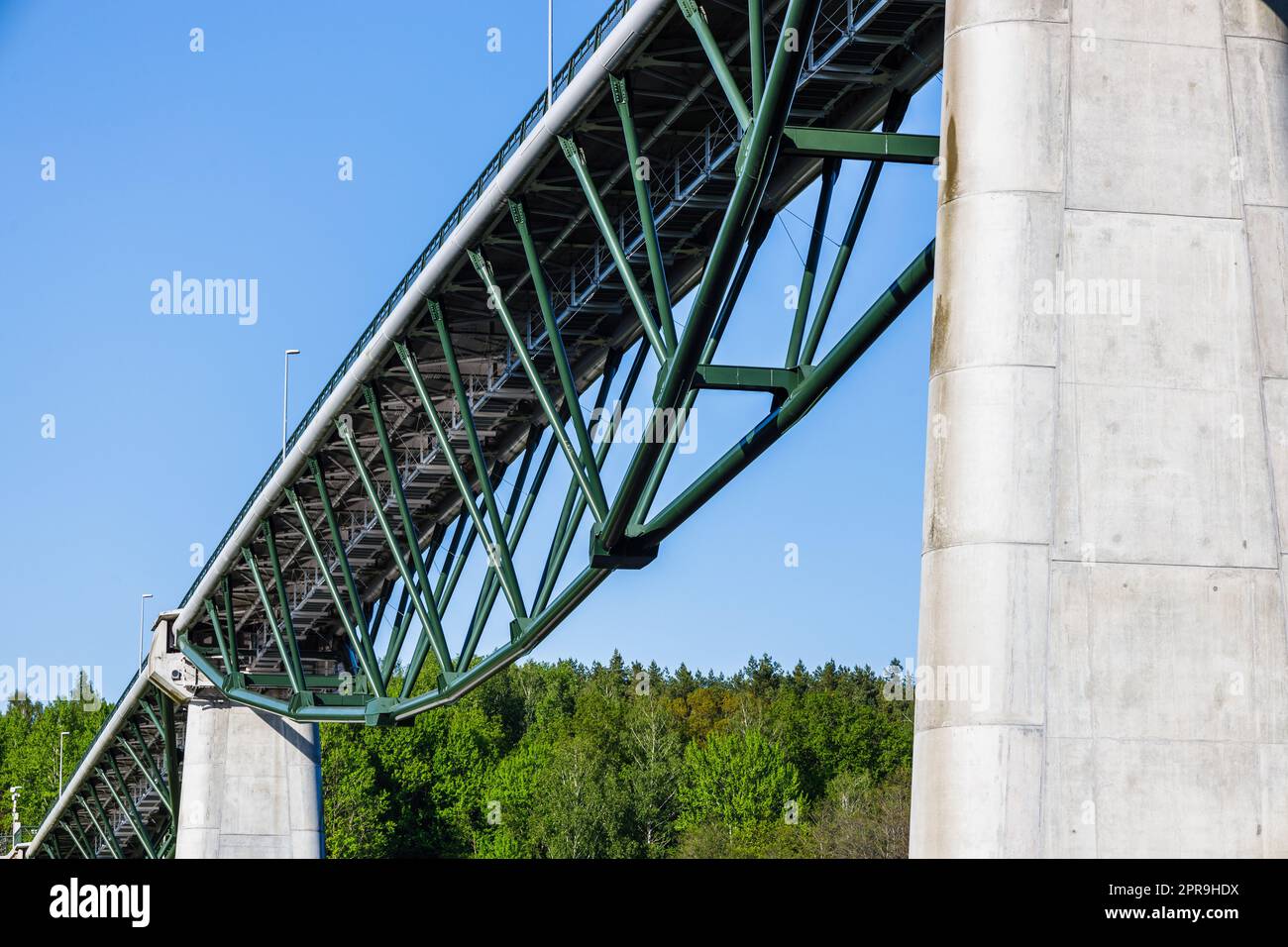 Massive industrielle Stahl- und Zementkonstruktion der Brücke Stockfoto