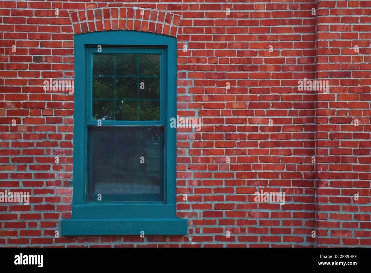 Fenster und rote Backsteinwände, Fassade des klassischen Hotels Stockfoto