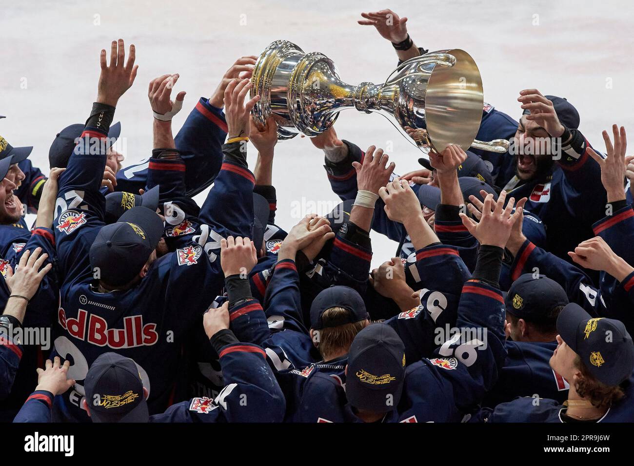 2022/2023 DEL Finale Spiel Nr. 5 | Red Bull München gegen ERC Ingolstadt, Spiel 5 2023-04-23 in München (Olympia-Eisstadion) Jubelszenen sportworld Stockfoto