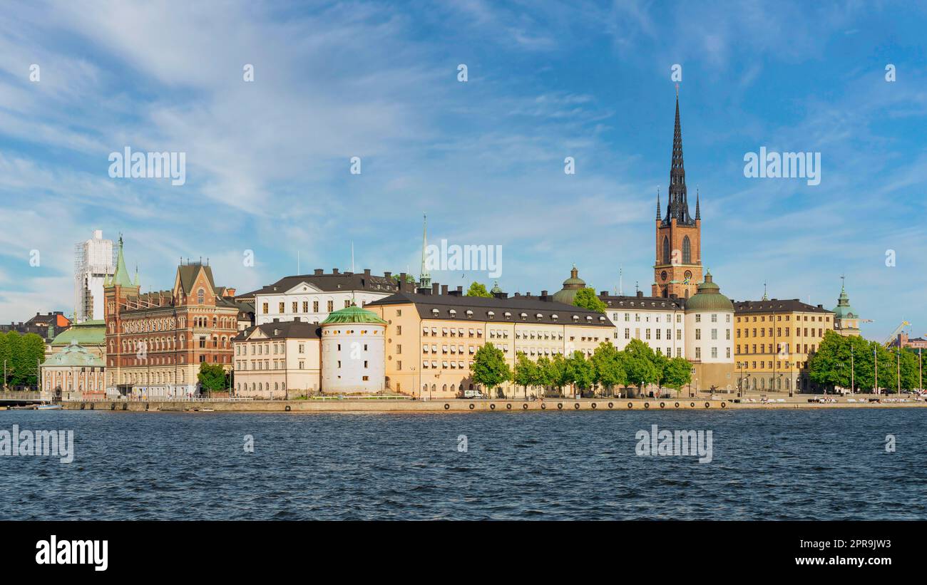 Blick vom Rathaus auf die Insel Riddarholmshamnen, mit berühmten Gebäuden und dem Riddarholmen-Kirchturm, Stockholm Stockfoto