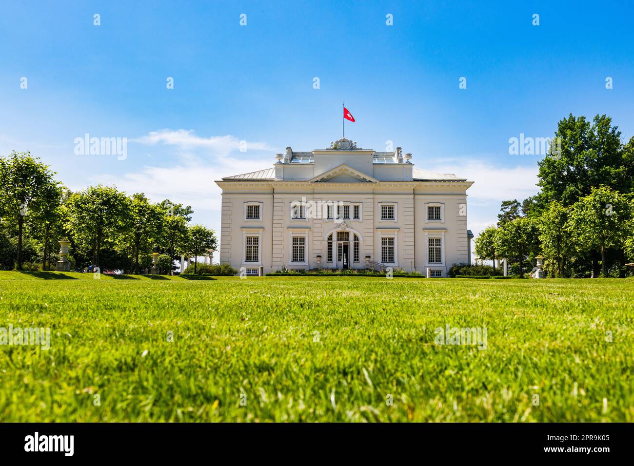 Schloss Uzutrakis. Kolonnadenvilla inmitten von Landschaftsgärten. Trakai, Litauen, 2. Juli 2022 Stockfoto