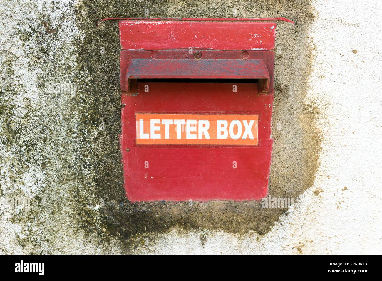 Der Briefkasten. Red Mailslot zu Hause Stockfoto