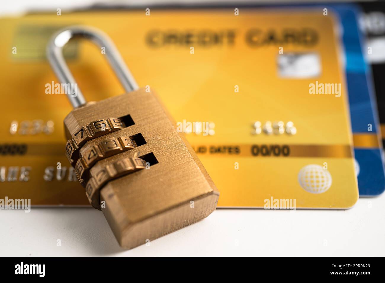 Kreditkarte mit Passwort-Schlüssel-Schloss-Sicherheit, Austausch Finanzierungskonzept. Stockfoto