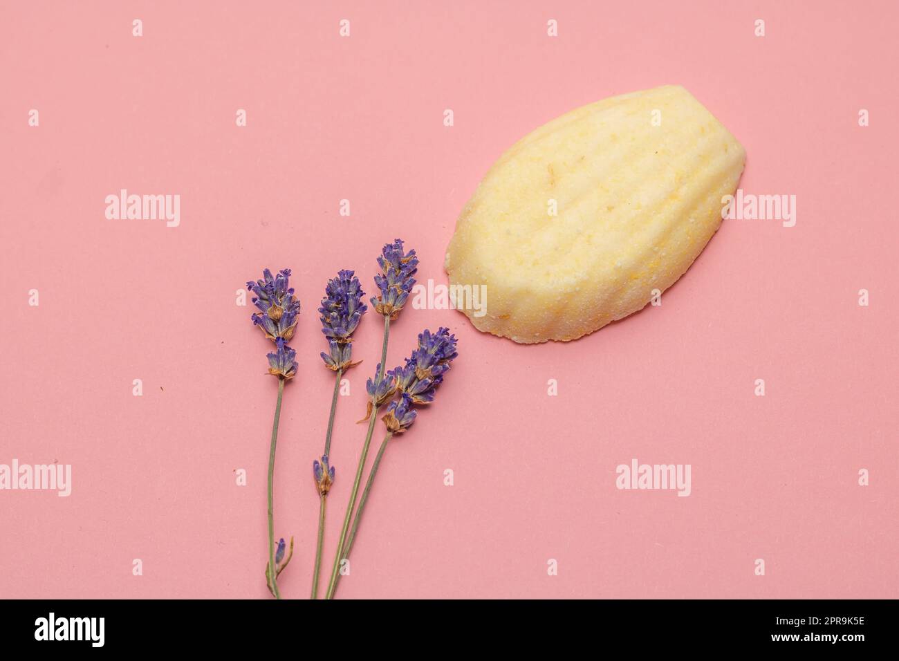 Badekugel und Lavendelblumen Stockfoto