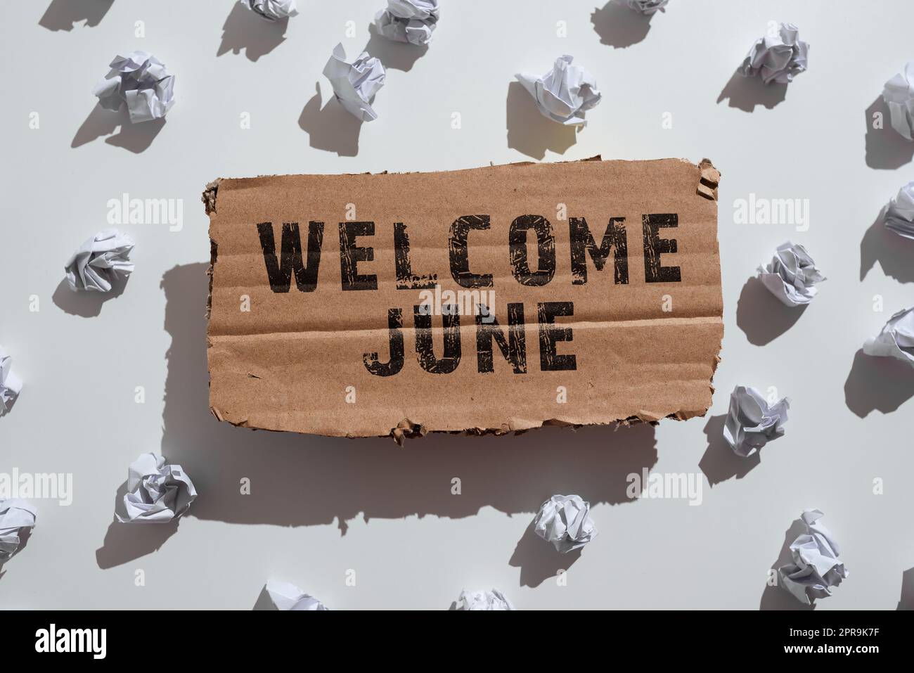 Inspiration mit Schild „Welcome June“. Konzeptfoto Kalender Sechster Monat zweites Quartal dreißig Tage Grußpapier unter Pappe mit wichtigen Informationen. Stockfoto