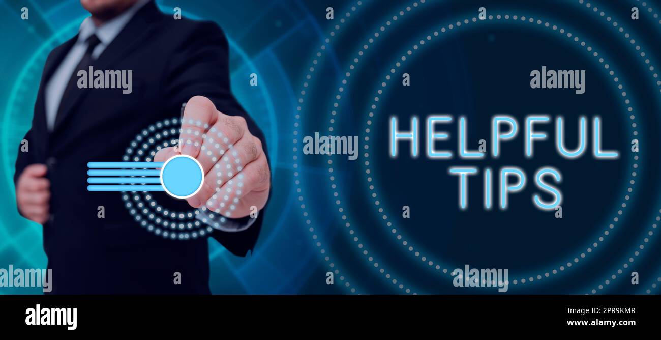 Schreiben Text anzeigen hilfreicher Tipp S ist. Internetkonzept Ask an Expert Lösungen Tipps Beratung Warnung Geschäftsmann im Anzug präsentiert digital generiertes Balkendiagramm. Stockfoto
