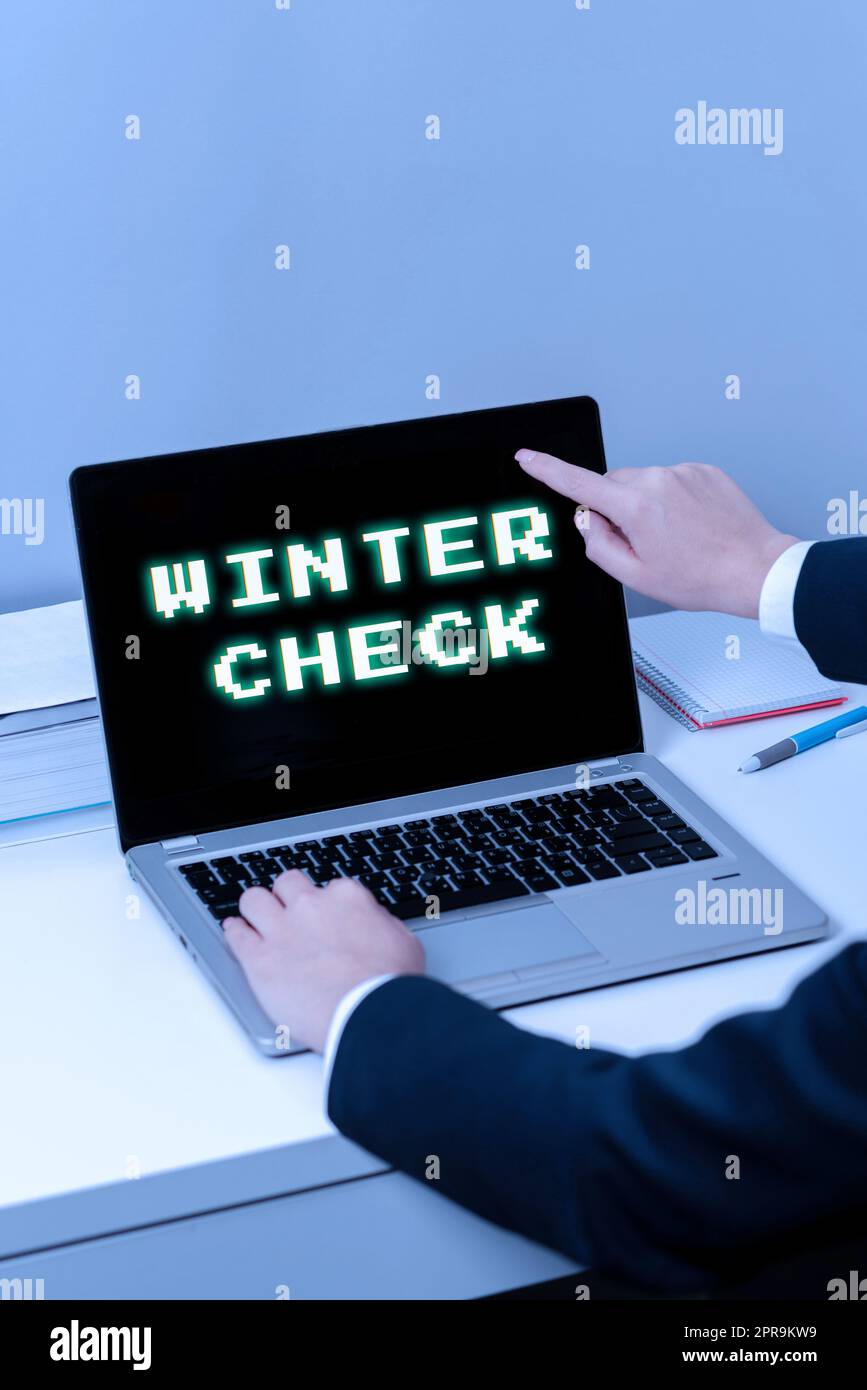 Konzeptionelle Beschriftung Winter Check. Geschäftsansatz kälteste Jahreszeit Wartung Vorbereitung Schneeschaufel Hiemal Frau tippt Updates auf Laptop und zeigt mit einem Finger auf neue Ideen. Stockfoto