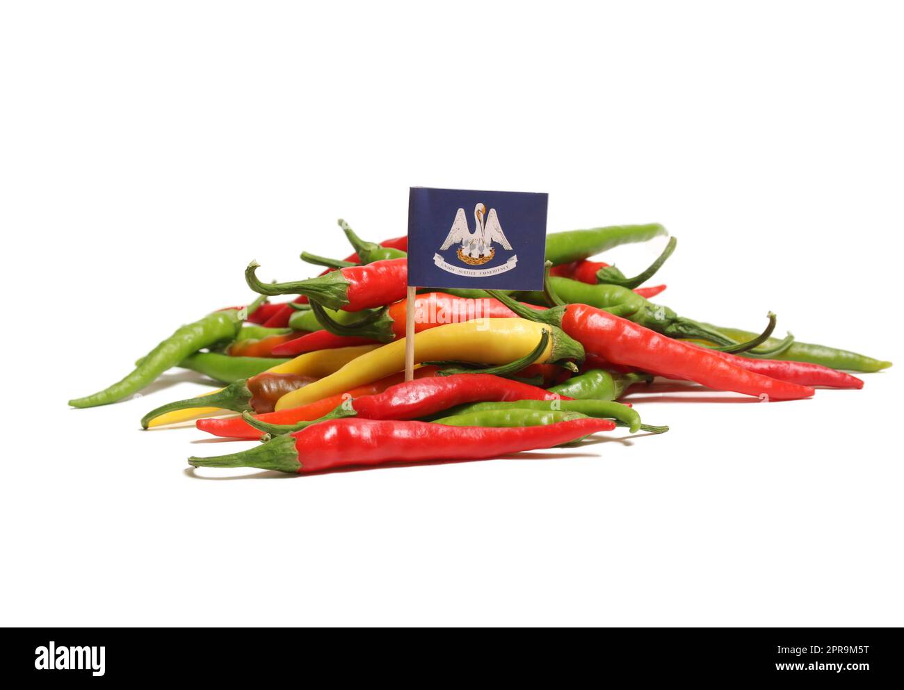 Frische Cayenne-Paprika in gemischten Farben mit der Flagge von Louisiana isoliert auf weißem Hintergrund Stockfoto