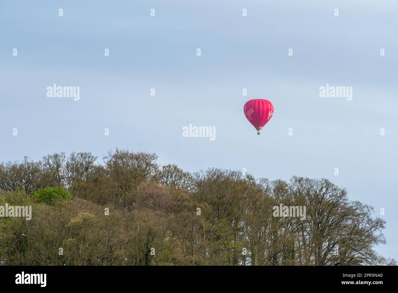 Langaufnahme eines Virgin Balloon Flights Heißluftballons in der Nähe von Henley-on-Thames, Großbritannien. Stockfoto