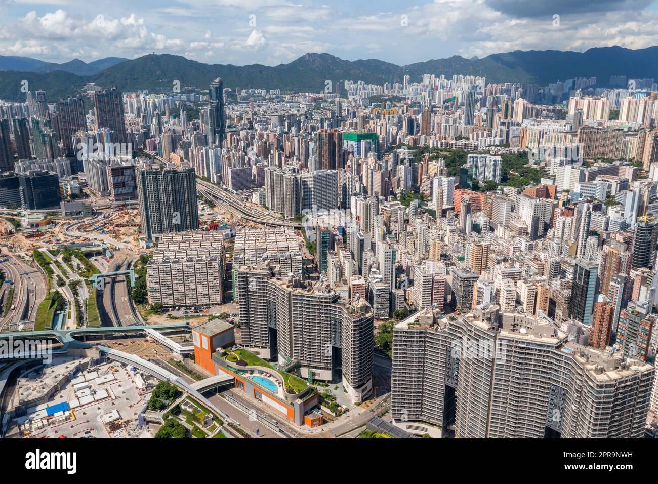 Kowloon, Hongkong, 23. August 2021: Draufsicht auf Hong Kong City Stockfoto