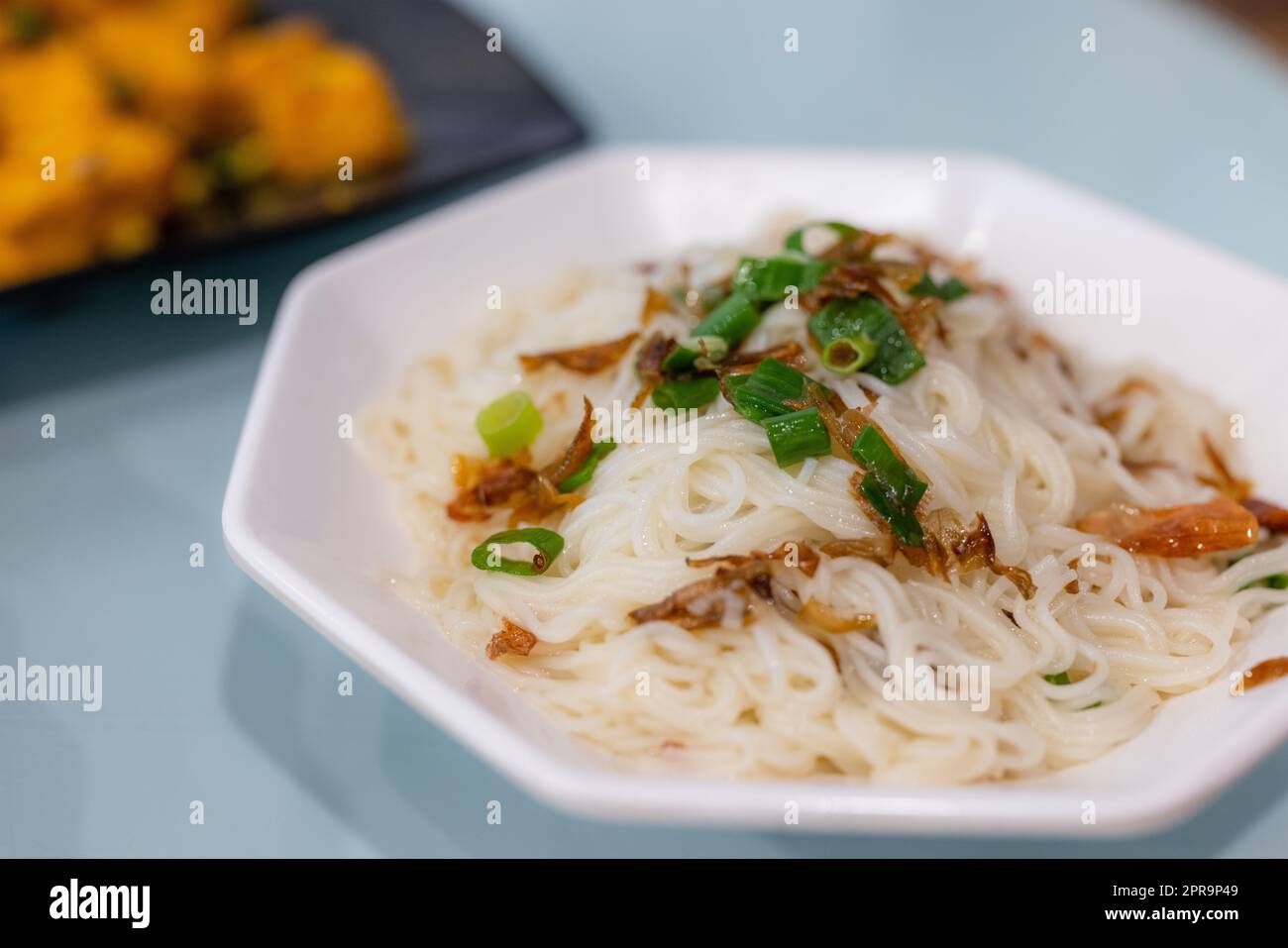 Grüne Zwiebelnudeln im Restaurant Stockfoto