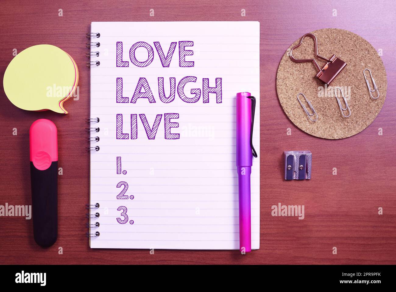 Textzeichen mit „Love Laugh Live“. Geschäftsübersicht Be inspired positive joy your days Laching guter Humor Notizbuch mit wichtigen Nachrichten am Schreibtisch mit Bürobedarf. Stockfoto