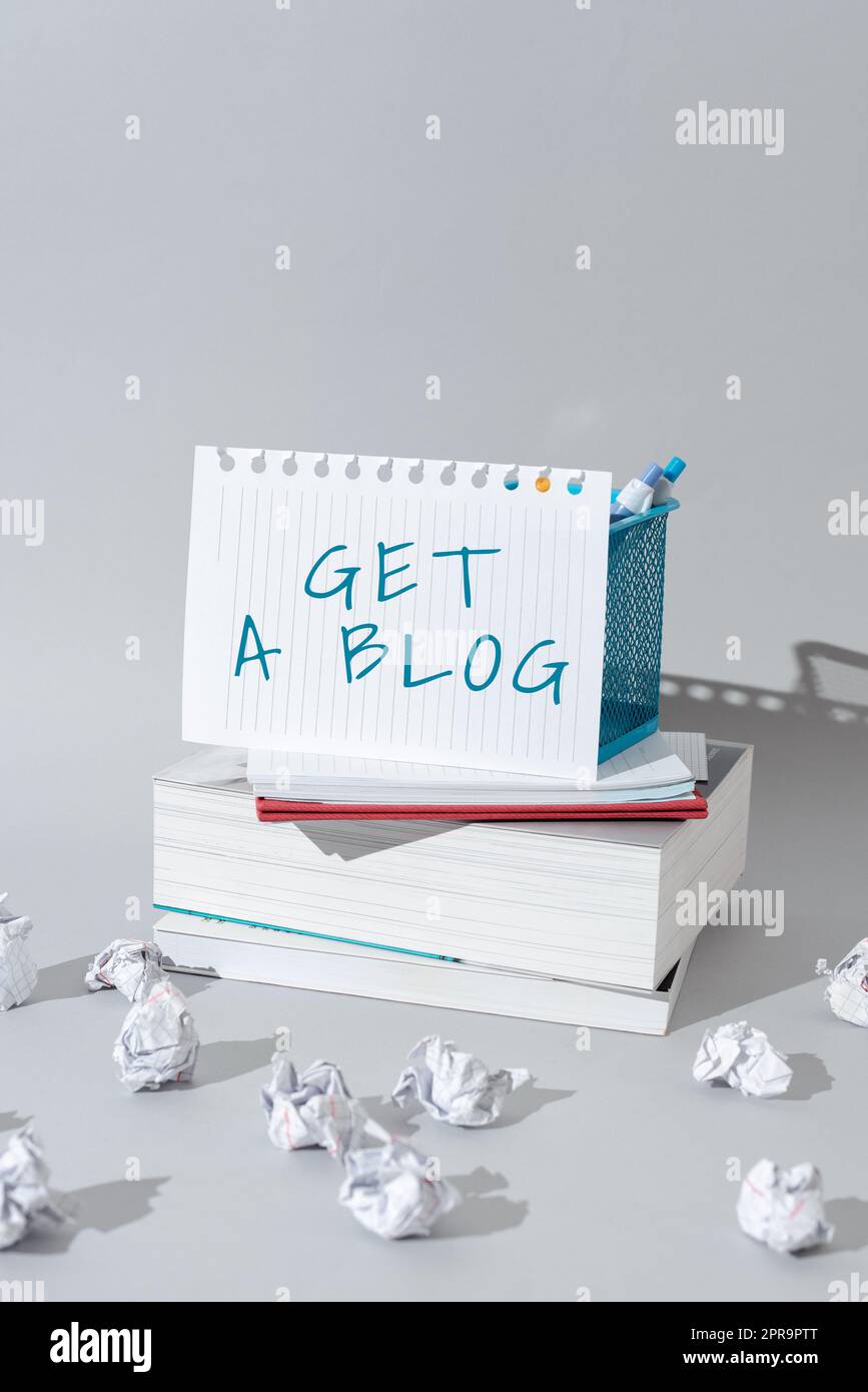 Text mit Inspiration Erhalten Sie Einen Blog. Business Showcase Schreiben Sie in sozialen Netzwerken Bloggen Moderne Kommunikation wichtige Idee, die auf „Note on Desk“ mit einem Becher mit Bleistiften und Paperwraps gezeigt wird. Stockfoto